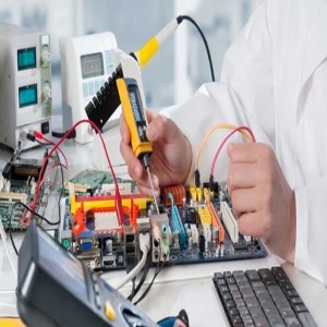 کار یک تکنسین برق صنعتی